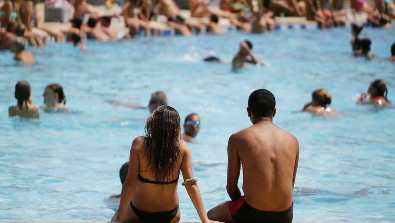 Cât a plătit un bărbat pentru un pahar de bere la o piscină din Cluj. Suma a încins internetul