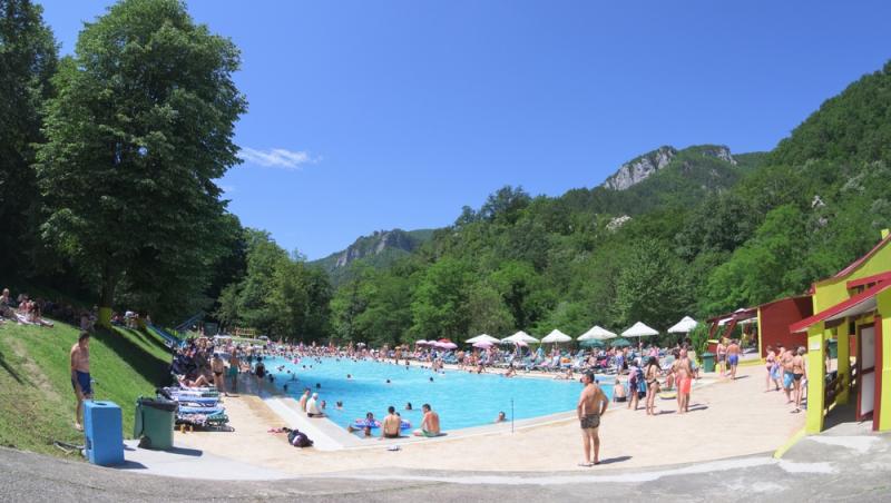 Cât a plătit un bărbat pentru un pahar de bere la o piscină din Cluj. Suma a încins internetul