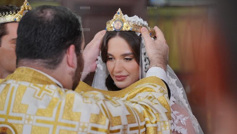 Cum arată rochia de mireasă purtată de Elena Tănase la ceremonia religioasă. Ianis Hagi, chipeș într-un costum elegant