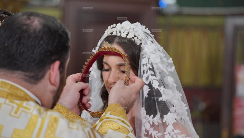 Cum arată rochia de mireasă purtată de Elena Tănase la ceremonia religioasă. Ianis Hagi, chipeș într-un costum elegant