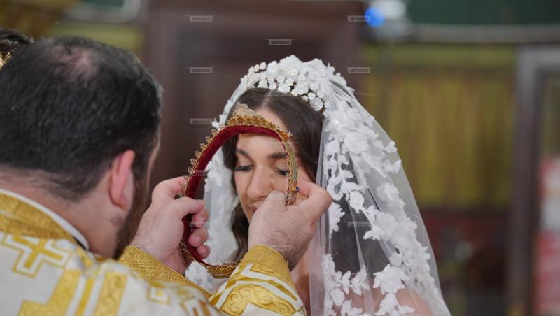 Cum arată rochia de mireasă purtată de Elena Tănase la ceremonia religioasă. Ianis Hagi, chipeș într-un costum elegant