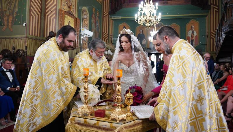 Cum arată rochia de mireasă purtată de Elena Tănase la ceremonia religioasă. Ianis Hagi, chipeș într-un costum elegant