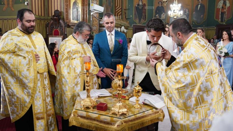 Cum arată rochia de mireasă purtată de Elena Tănase la ceremonia religioasă. Ianis Hagi, chipeș într-un costum elegant