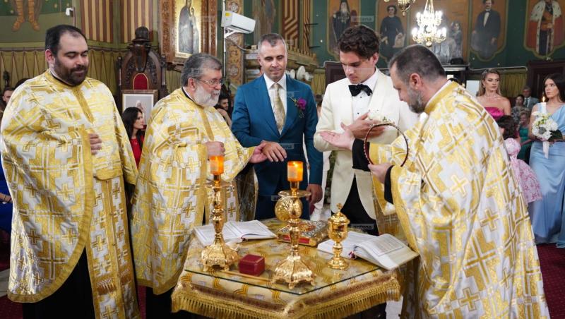 Cum arată rochia de mireasă purtată de Elena Tănase la ceremonia religioasă. Ianis Hagi, chipeș într-un costum elegant