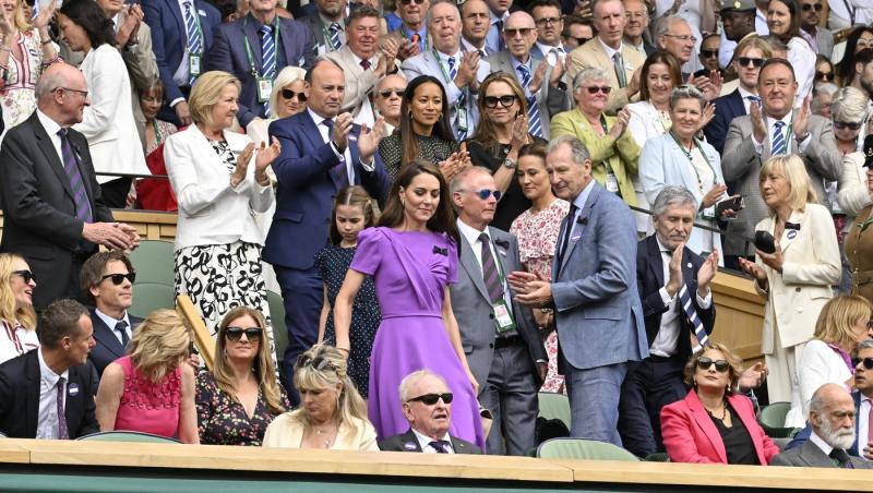 Kate Middleton, Prințesa de Wales, a fost întâmpinată cu aplauze puternice când a intrat astăzi în Royal Box la Wimbledon