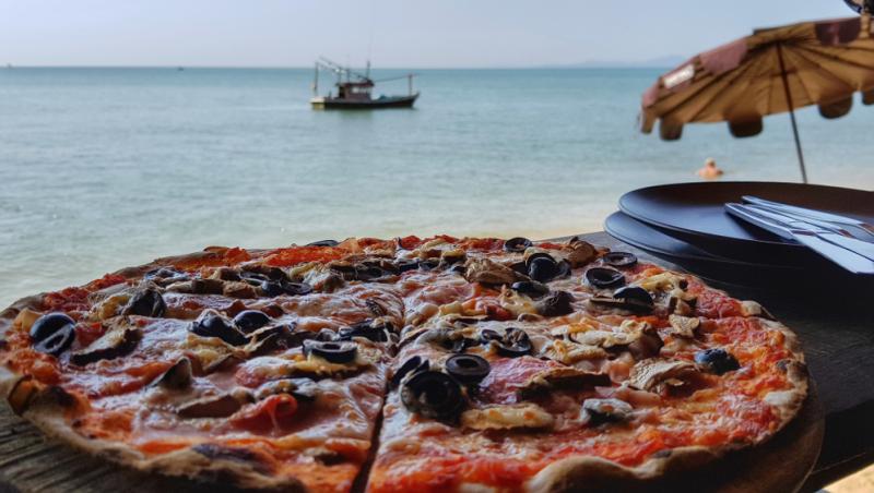 Câți bani a dat o turistă pe o felie de pizza într-un restaurant din Mamaia. A fost obligată să plătească și ketchupul