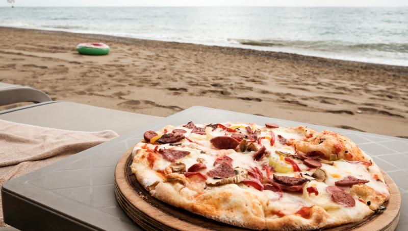 Câți bani a dat o turistă pe o felie de pizza într-un restaurant din Mamaia. A fost obligată să plătească și ketchupul