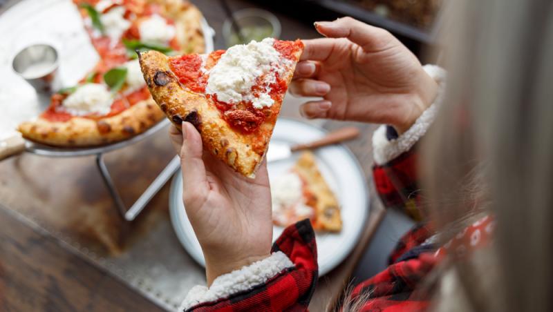 Câți bani a dat o turistă pe o felie de pizza într-un restaurant din Mamaia. A fost obligată să plătească și ketchupul