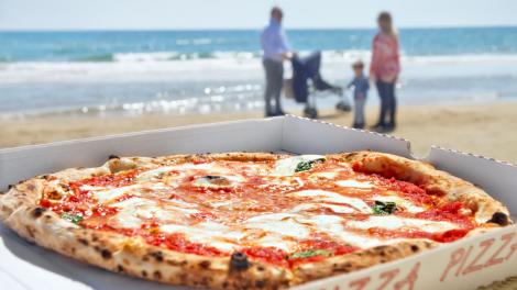 Câți bani a dat o turistă pe o felie de pizza într-un restaurant din Mamaia. A fost obligată să plătească și ketchupul