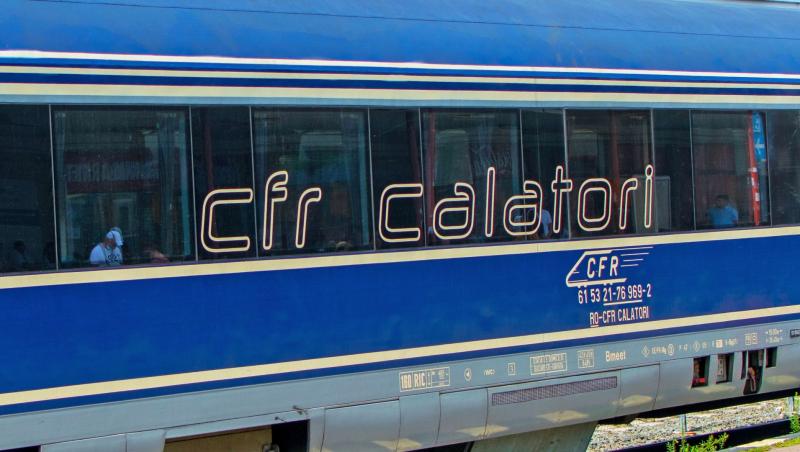 Tren CFR în gară