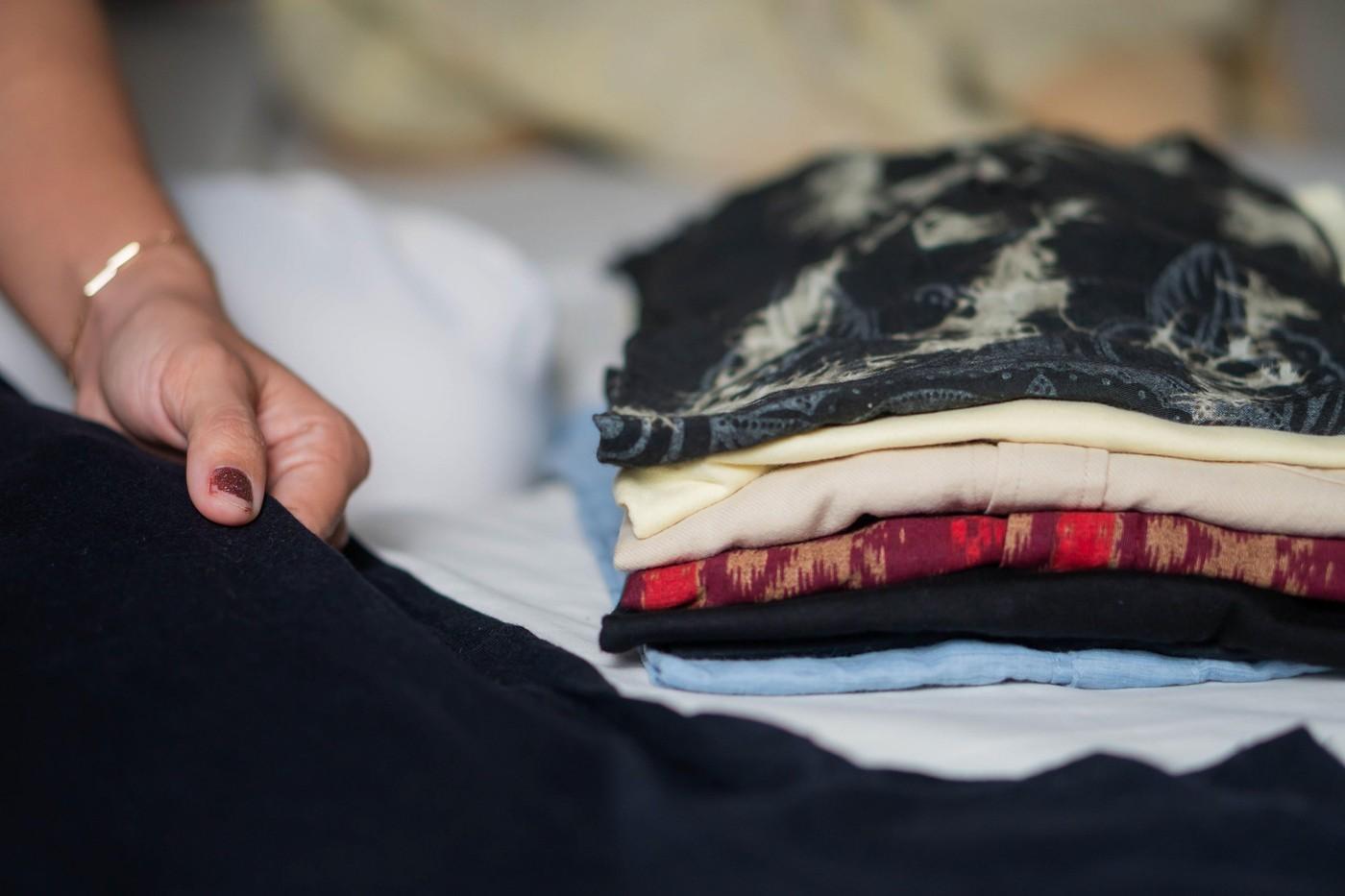 O femeie împăturea hainele proaspăt spălate atunci când a făcut o descoperire ce a speriat-o din plin. Peste ce a putut să dea
