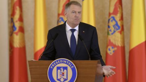 Reacția ironică a lui Klaus Iohannis atunci când este întrerupt de un telefon care sună în timp ce el vorbește | VIDEO