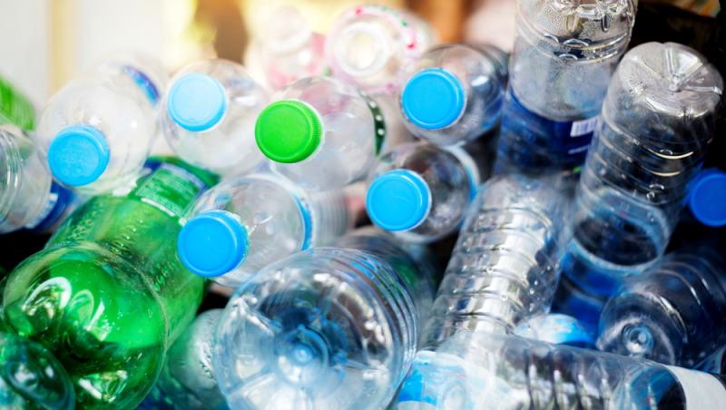 Reciclarea sticlelor din plastic, o nouă sursă de venit pentru români. Se câștigă și 18.000 de lei pe lună