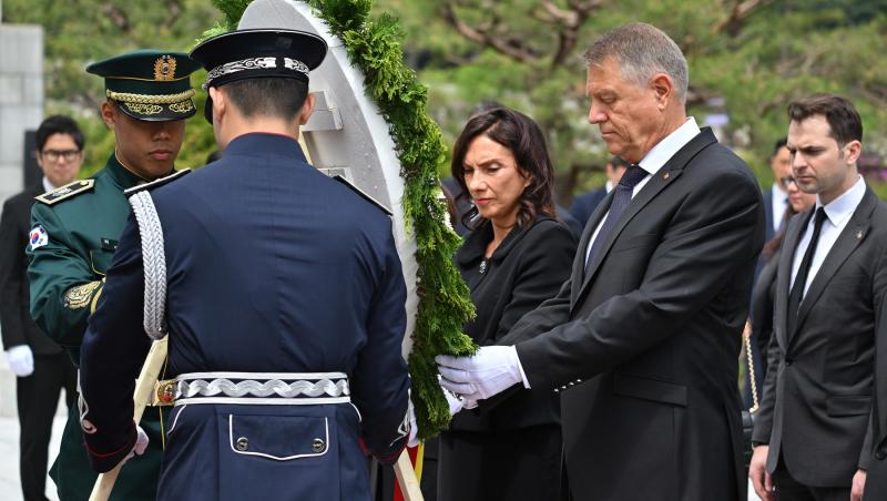 Cât costă rochia purtată de Carmen Iohannis la Ambasada României de la Paris, înainte de Jocurile Olimpice. Geanta e și mai scumpă