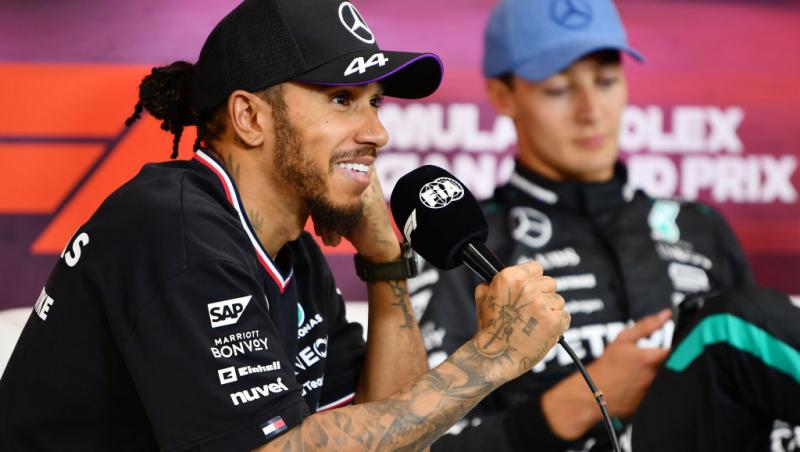 lewis hamilton și george russell la conferința de presă de la spa