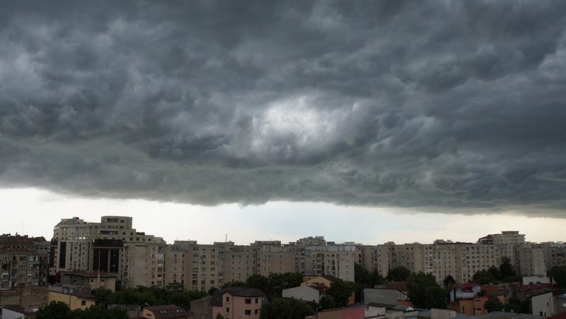 Furtunile au făcut prăpăd în mai multe zone din România. Imagini cu dezastru lăsat în urma ploilor și vijeliilor