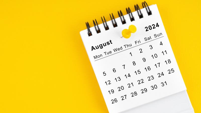 Calendar august 2024 pe fundal galben