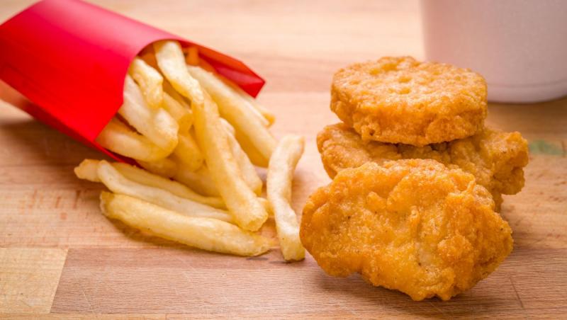 Ce conțin bucățile de chicken nuggets, de fapt. Mulți părinți le oferă copiilor fără să știe toate ingredientele