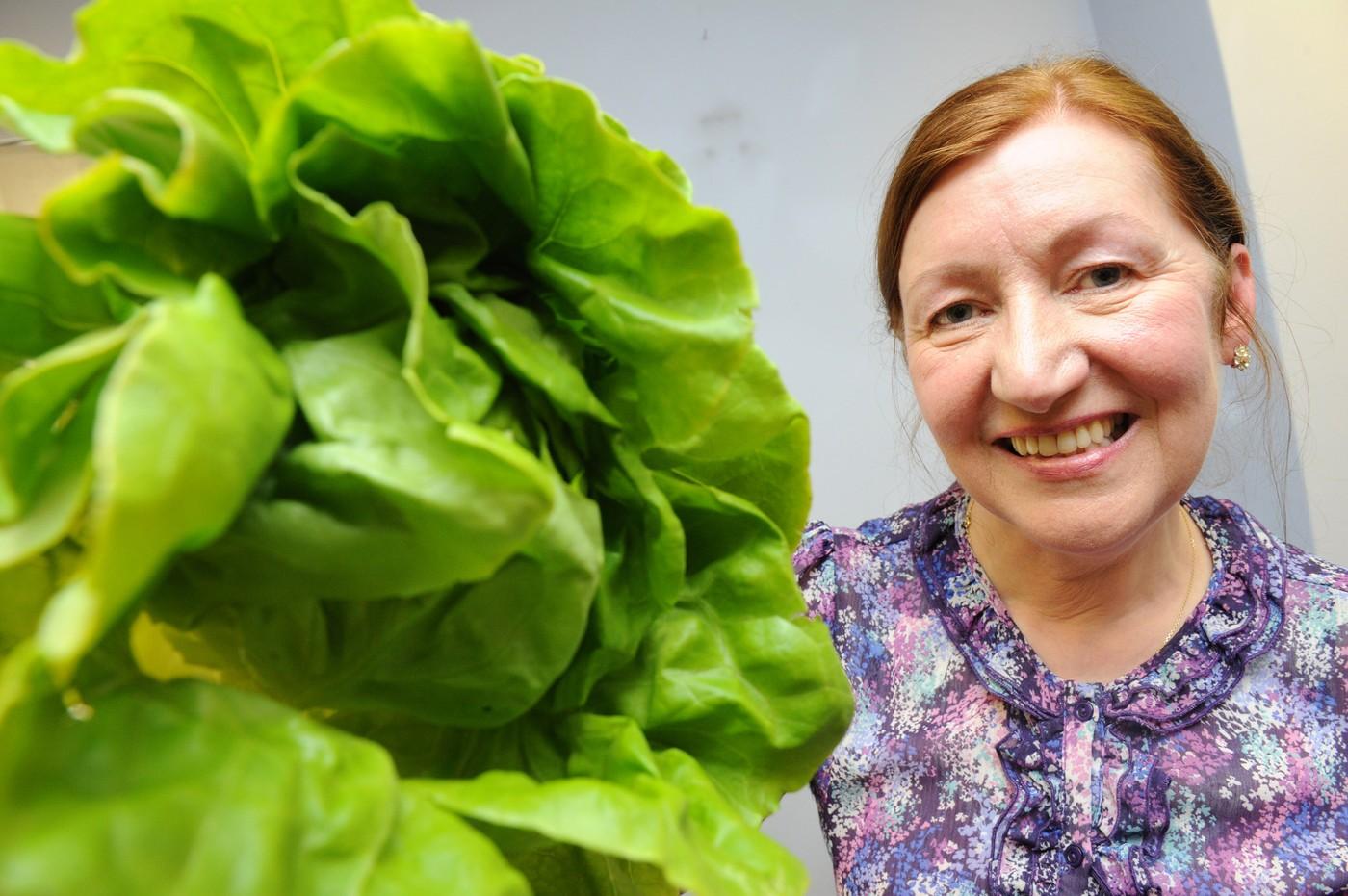 poza cu elsie campbell si o salata verde pusa oe o masa