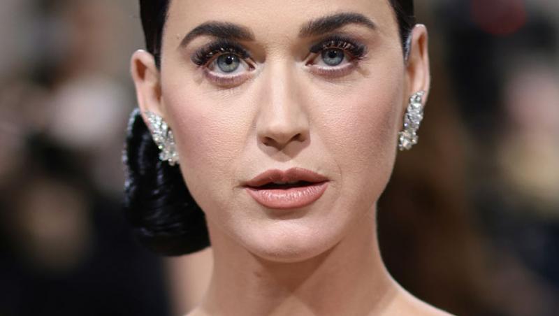 Katy Perry la un pas să rămână fără sutien în mare. Cum a fost surprinsă de paparazzi în vacanță alături de Orlando Bloom