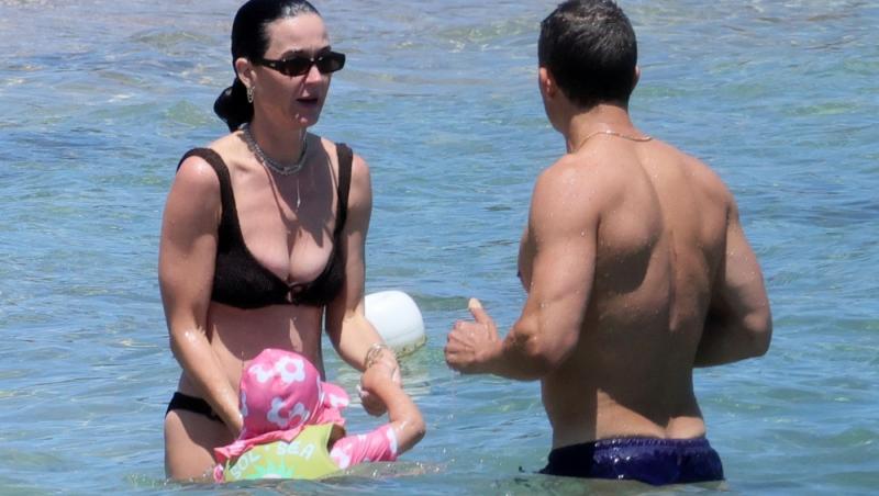 Katy Perry la un pas să rămână fără sutien în mare. Cum a fost surprinsă de paparazzi în vacanță alături de Orlando Bloom