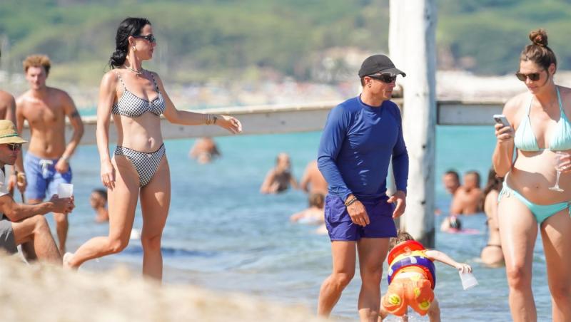 Katy Perry la un pas să rămână fără sutien în mare. Cum a fost surprinsă de paparazzi în vacanță alături de Orlando Bloom