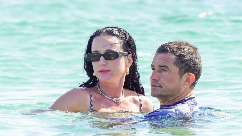 Katy Perry la un pas să rămână fără sutien în mare. Cum a fost surprinsă de paparazzi în vacanță alături de Orlando Bloom