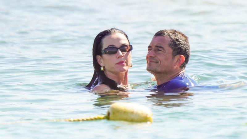 Katy Perry la un pas să rămână fără sutien în mare. Cum a fost surprinsă de paparazzi în vacanță alături de Orlando Bloom