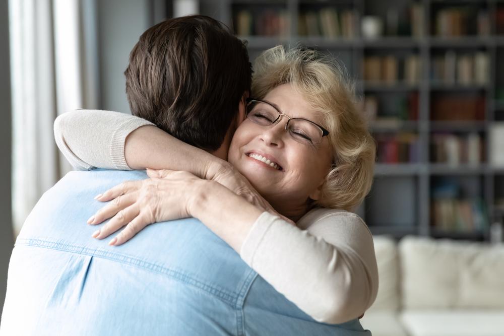 Momentul emoționant în care o mamă se reunește cu fiul ei după 20 de ani. Povestea uimitoare care a mișcat o lume întreagă