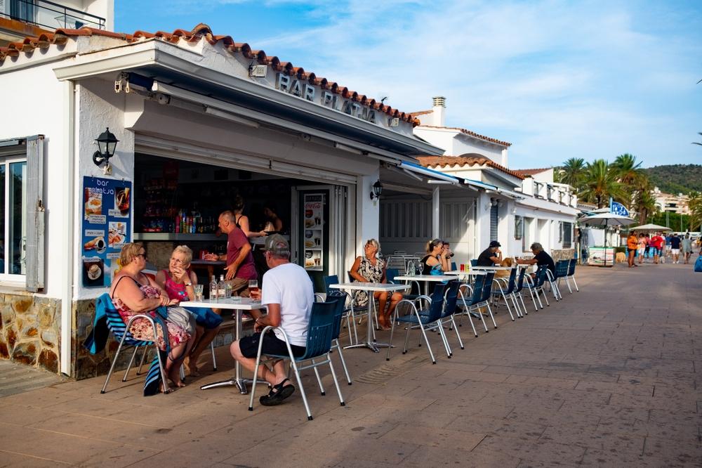 turisti care servesc masa la un restaurant grecesc