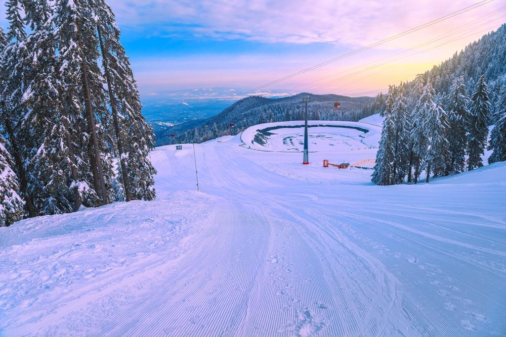 O zonă de munte cu zăpadă din România