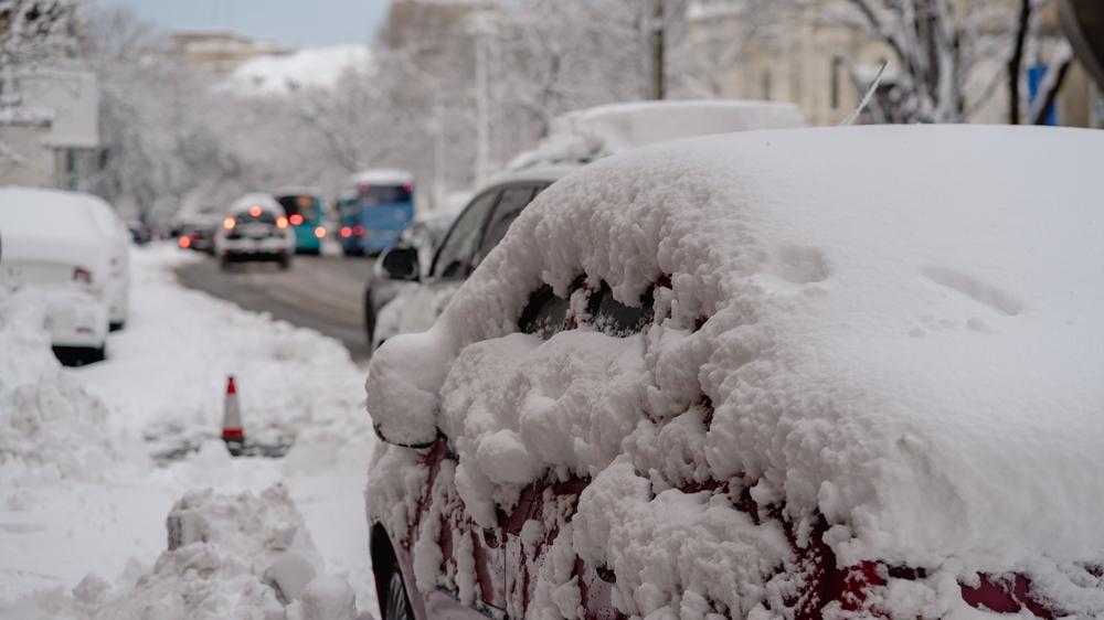 Mașini acoperite de zăpadă