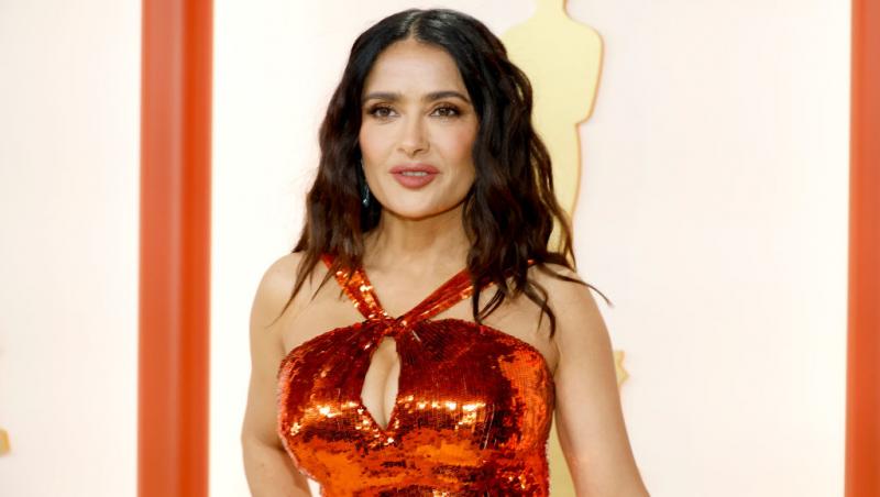 Cum arată Salma Hayek în costum de baie la 57 de ani. Imagini incendiare cu actrița într-un sutien mult prea mic pentru bustul ei