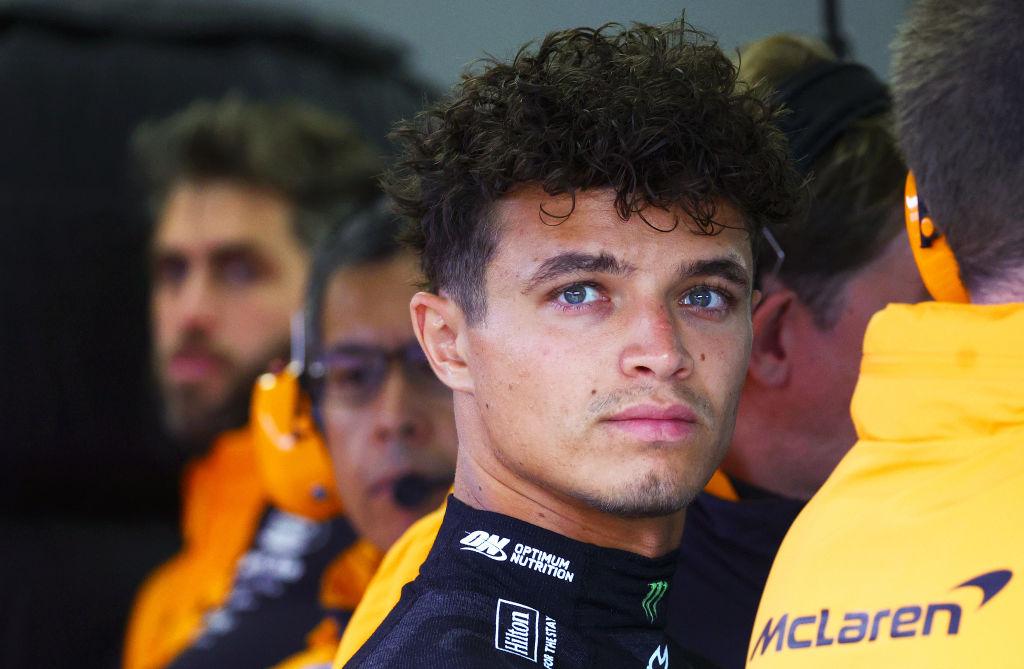 lando norris în boxa echipei mclaren din olanda