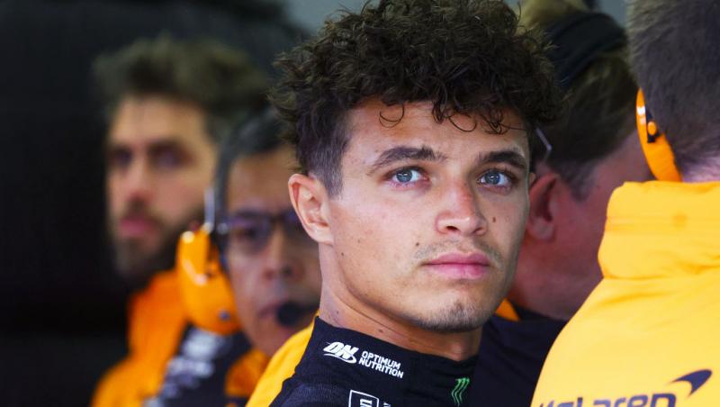 lando norris în boxa echipei mclaren din olanda