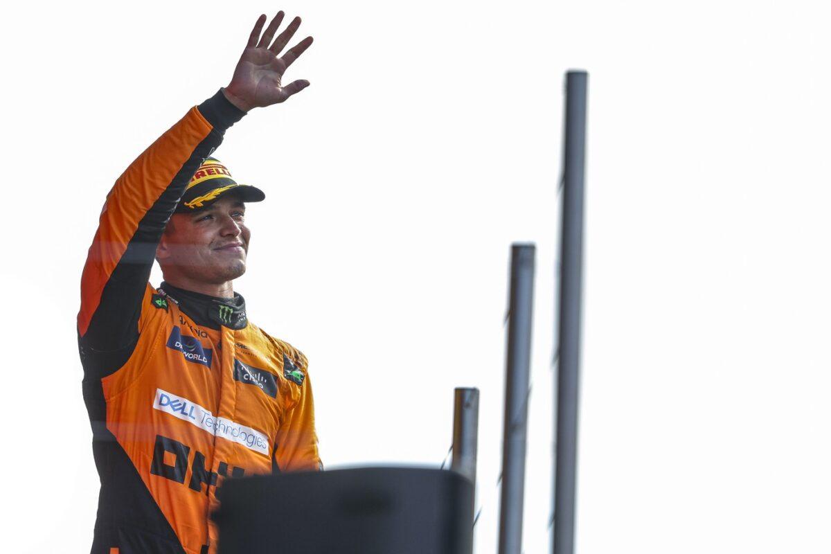 lando norris salutând publicul după câștigarea trofeului în olanda