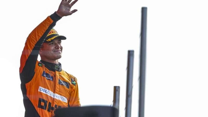 lando norris salutând publicul după câștigarea trofeului în olanda