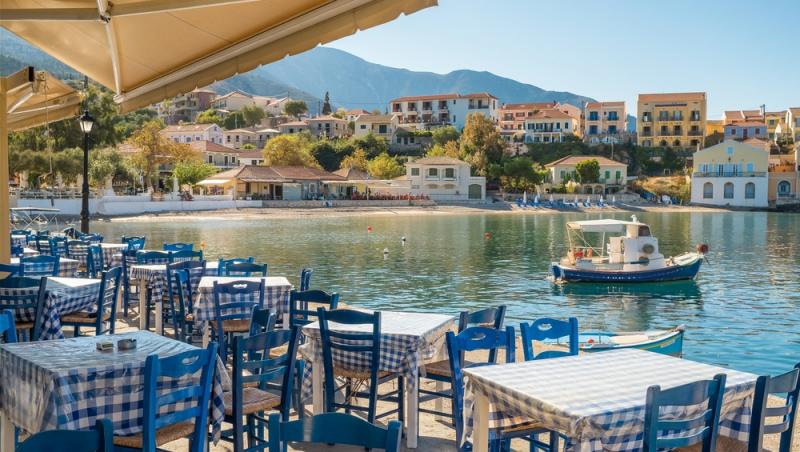 Cât au putut să plătească 3 români pentru o masă la restaurant în Grecia. Ce reacție au avut când a venit nota de plată