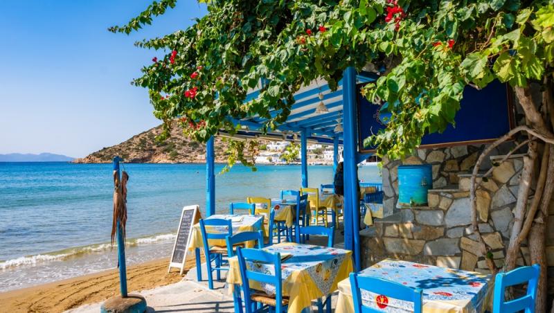 Cât au putut să plătească 3 români pentru o masă la restaurant în Grecia. Ce reacție au avut când a venit nota de plată