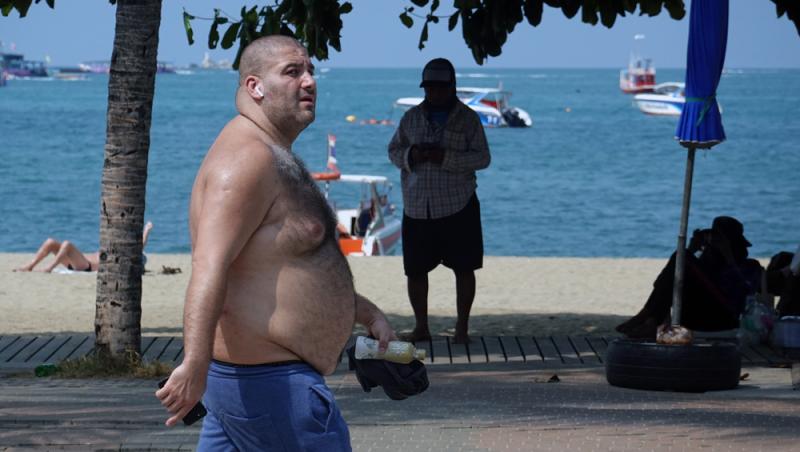 Turist amendat că a mers pe faleză la bustul gol. Cât a fost nevoit să plătească