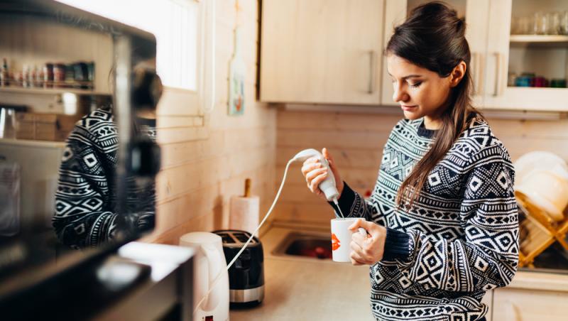 Ce conțin, de fapt, plicurile 3 în 1 de cafea. Mulți români le consumă, însă nu citesc întotdeauna eticheta