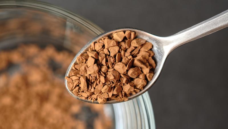 Ce conțin, de fapt, plicurile 3 în 1 de cafea. Mulți români le consumă, însă nu citesc întotdeauna eticheta