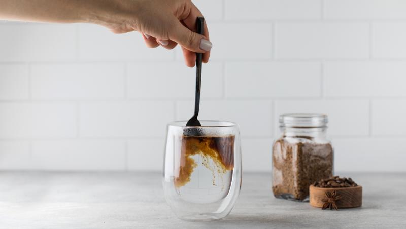 Ce conțin, de fapt, plicurile 3 în 1 de cafea. Mulți români le consumă, însă nu citesc întotdeauna eticheta