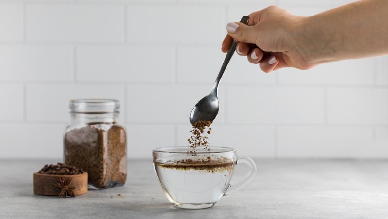 Ce conțin, de fapt, plicurile 3 în 1 de cafea. Mulți români le consumă, însă nu citesc întotdeauna eticheta