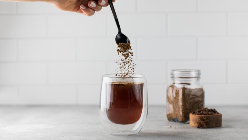 Ce conțin, de fapt, plicurile 3 în 1 de cafea. Mulți români le consumă, însă nu citesc întotdeauna eticheta