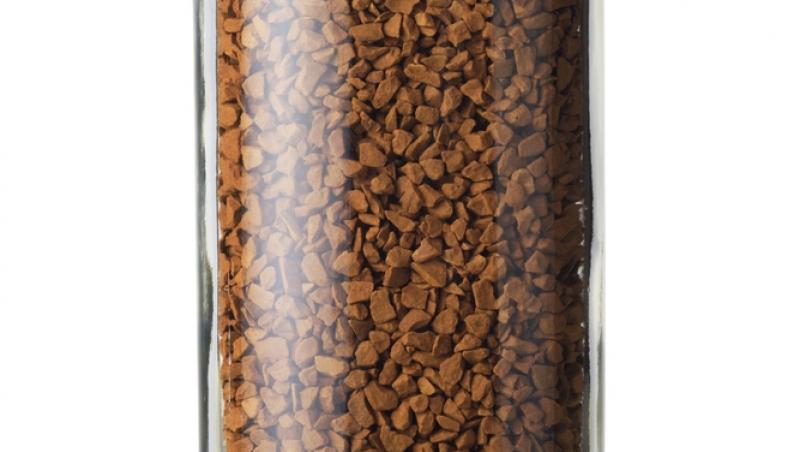 Ce conțin, de fapt, plicurile 3 în 1 de cafea. Mulți români le consumă, însă nu citesc întotdeauna eticheta