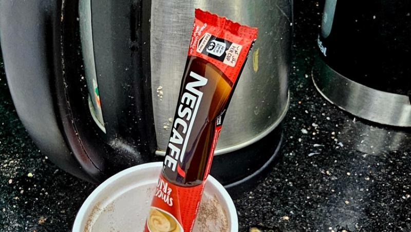 Ce conțin, de fapt, plicurile 3 în 1 de cafea. Mulți români le consumă, însă nu citesc întotdeauna eticheta