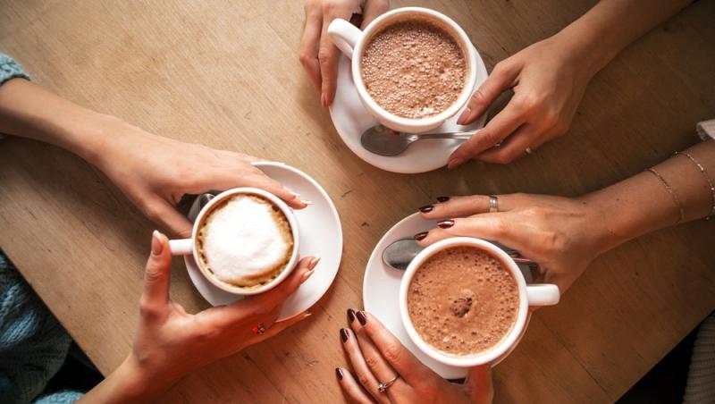 Ce conțin, de fapt, plicurile 3 în 1 de cafea. Mulți români le consumă, însă nu citesc întotdeauna eticheta