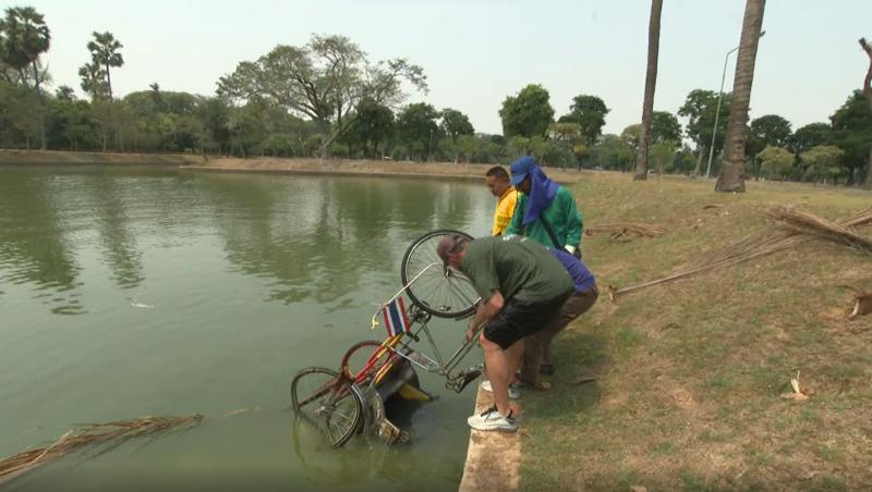 Asia Express sezonul 7. Victor și Selina au plonjat în apă cu tot cu bicicletă și au avut nevoie de intervenția medicilor