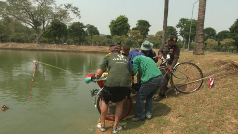 Asia Express sezonul 7. Victor și Selina au plonjat în apă cu tot cu bicicletă și au avut nevoie de intervenția medicilor